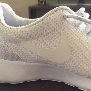 White nike roshe